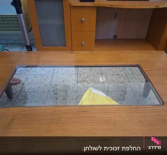 שולחן עץ עם משטח זכוכית במרכז